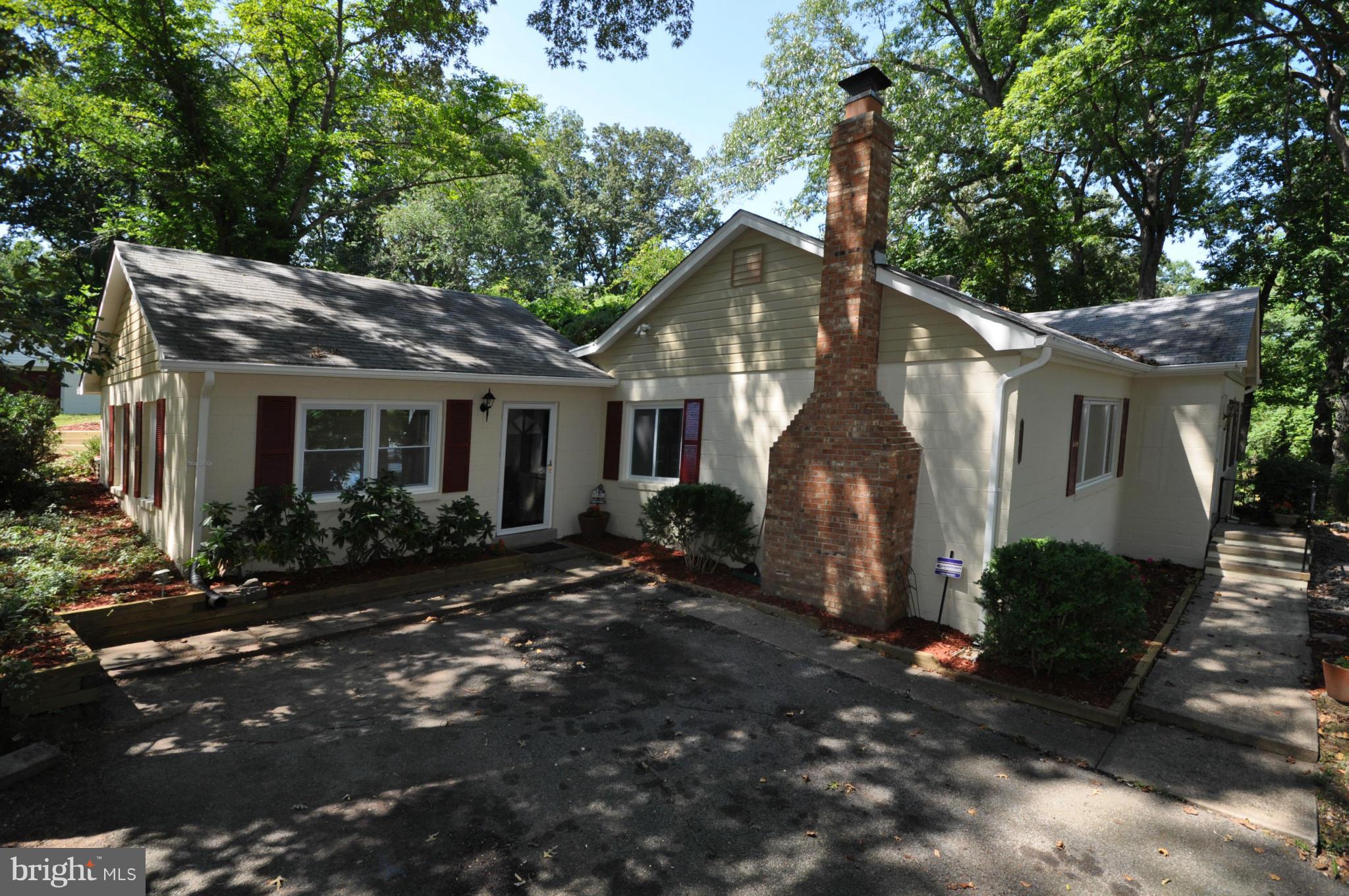 18314 Sharon Road Triangle, VA 22172 - Photo 2 of 30 a front view of a house with garden