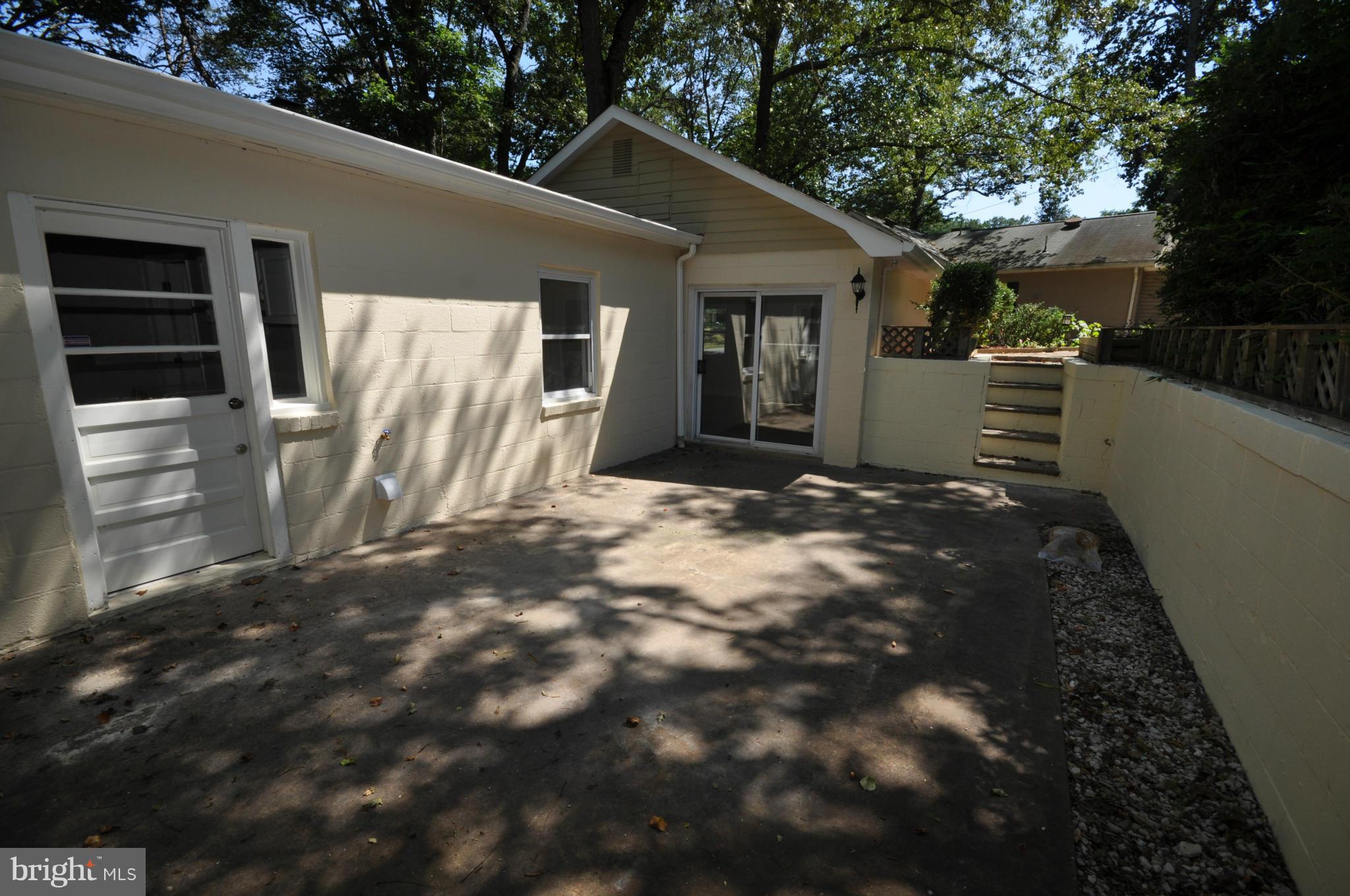 18314 Sharon Road Triangle, VA 22172 - Photo 27 of 30 a view of backyard with tub and trees