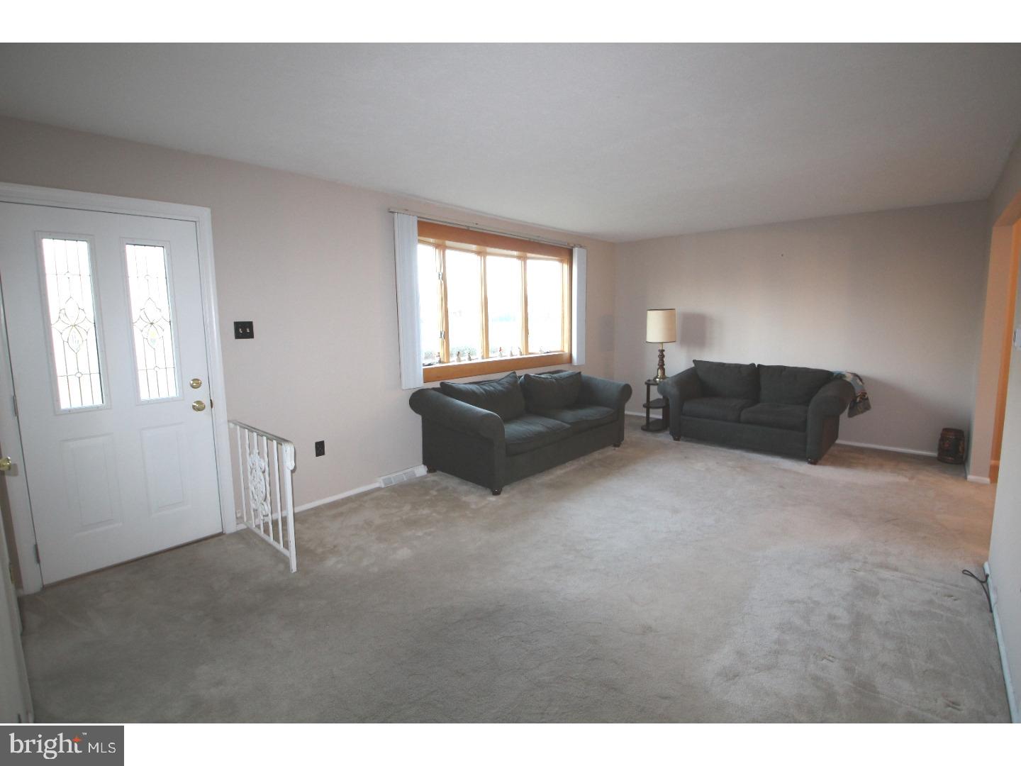 1005 Marian Road Warminster, PA 18974 - Photo 4 of 25 Living Room