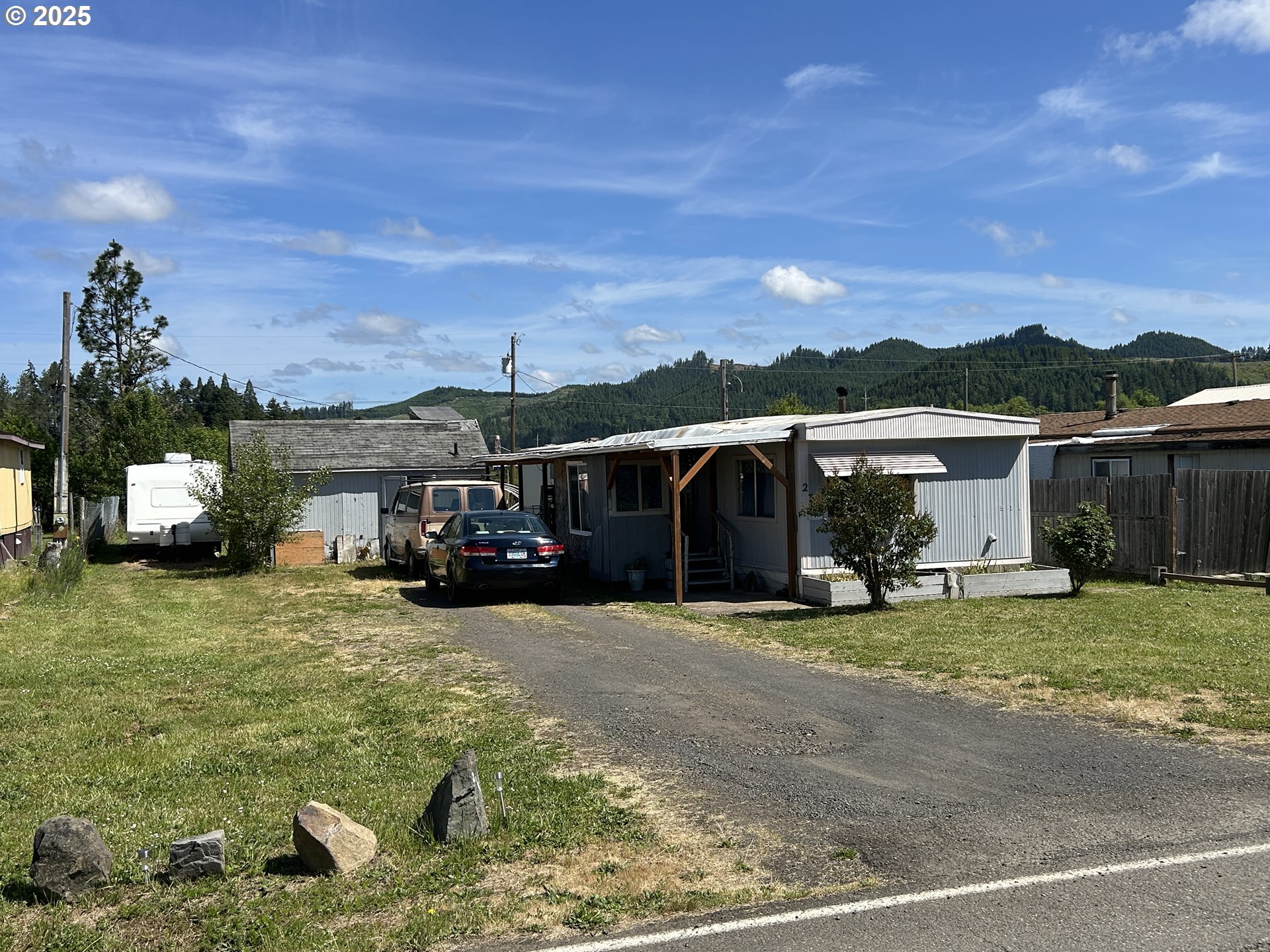 a view of a house with a yard