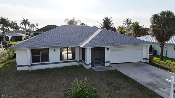 a view of a house with backyard and a yard