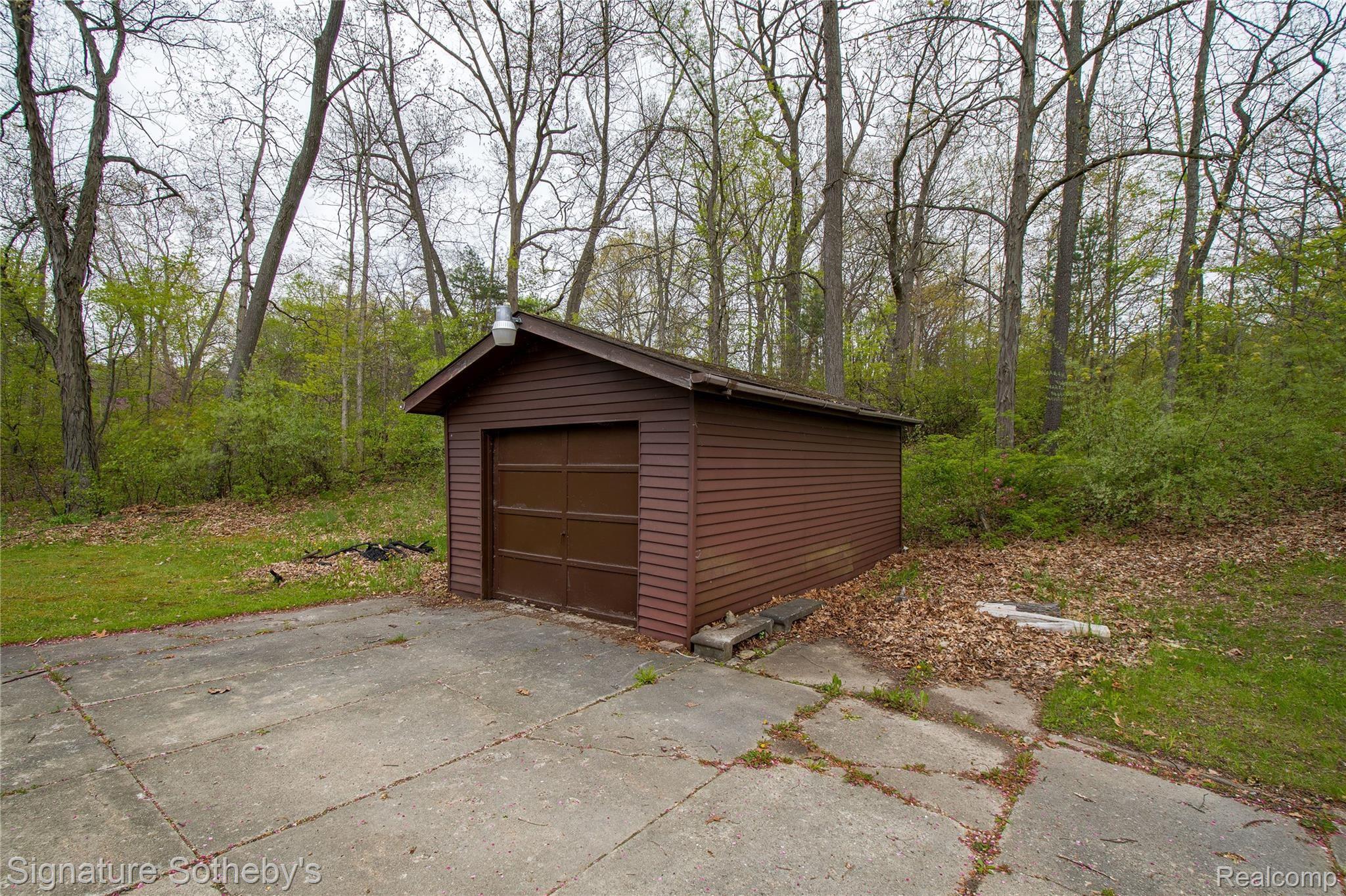 11920 Read Road Fenton, MI 48430 - Photo 33 of 43 Workshop garage