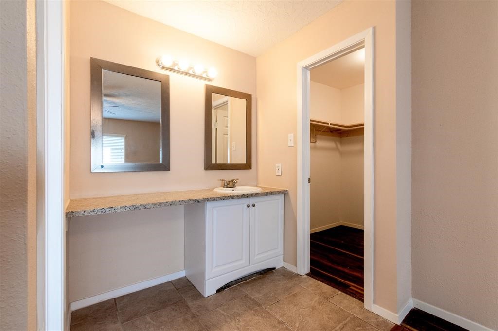 2527 Colonial Ridge Drive Friendswood, TX 77546 - Photo 15 of 30 Gallery Image 15