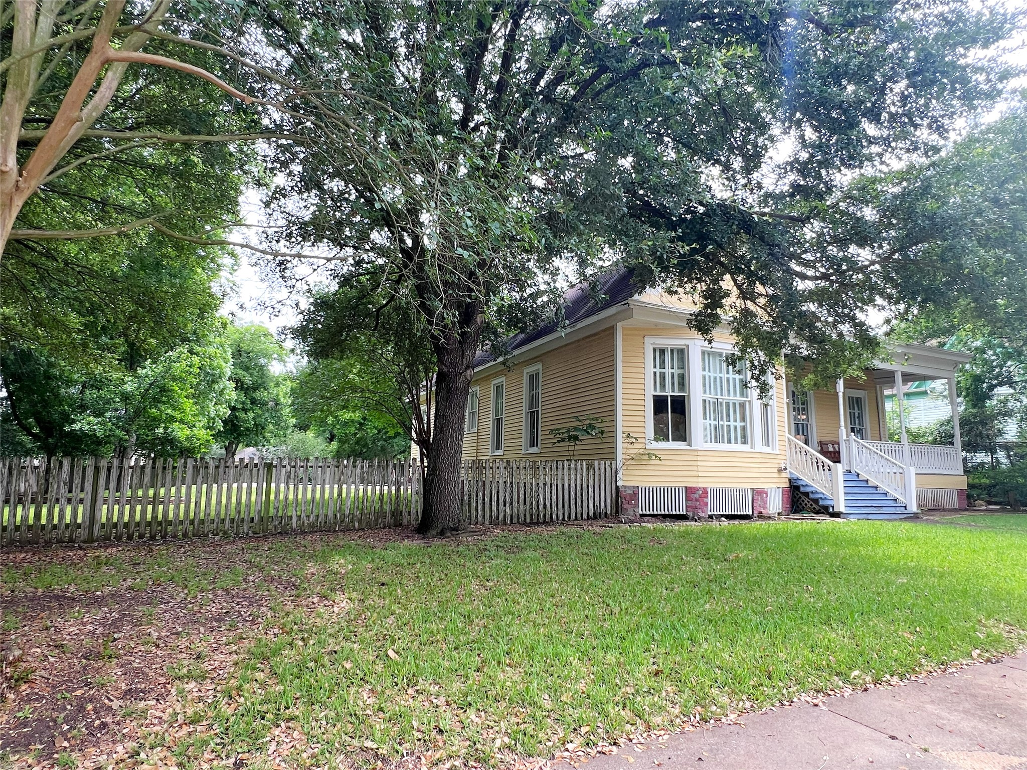 606 Sycamore Street Brenham, TX 77833 - Photo 26 of 27 a front view of a house with a garden