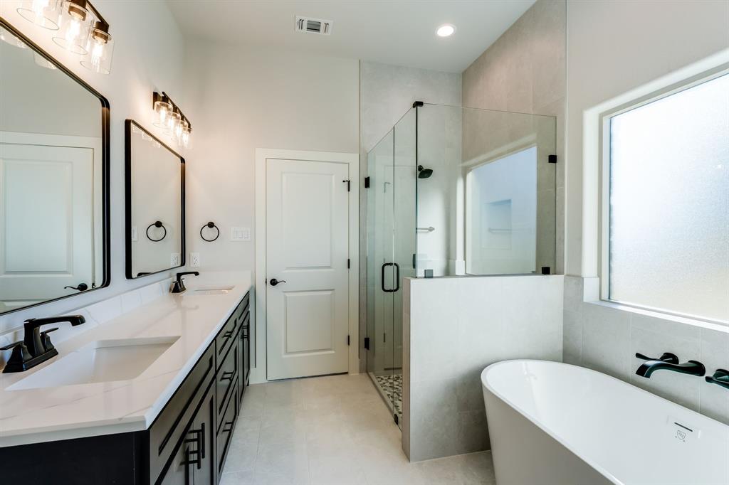 7017 Rnch Vw Place Springtown, TX 76082 - Photo 20 of 38 a bathroom with a tub sink and mirror