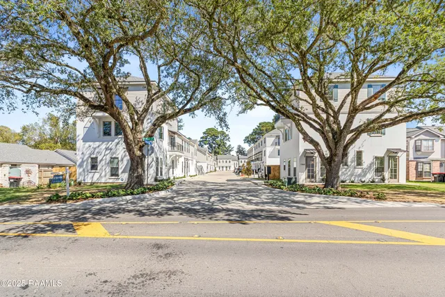 $1,925 | 216 Steiner Oaks, Lafayette, LA 70508