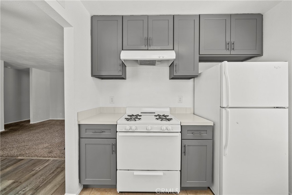 2554 Olive Drive, Unit 116 Palmdale, CA 93550 - Photo 10 of 26 a kitchen with a stove and a refrigerator