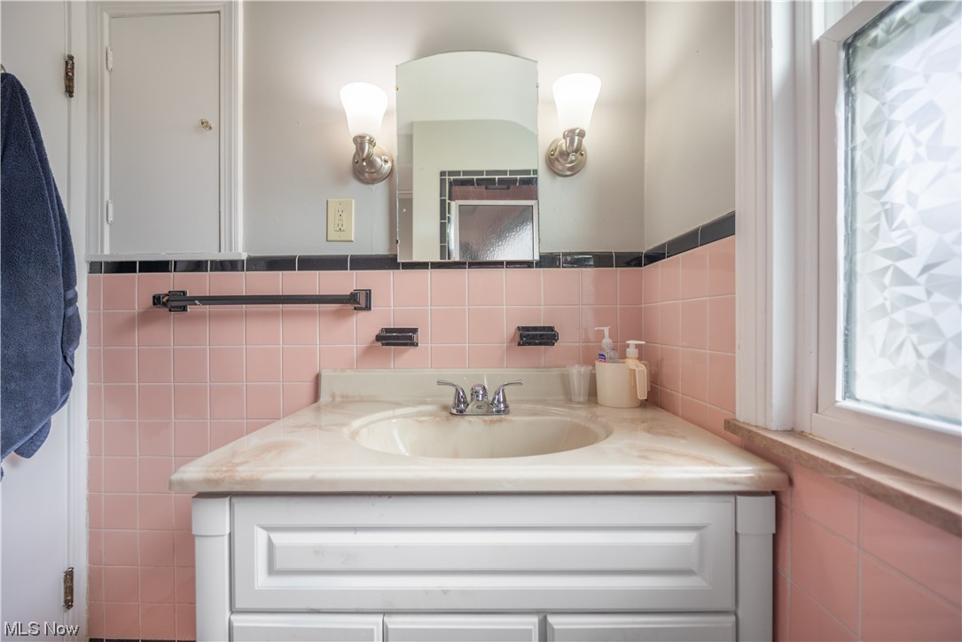 2605 Milton Road Cleveland, OH 44118 - Photo 29 of 44 Gallery Image 29