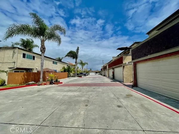 $3,795 | 17181 Elm Lane, Unit 5, Huntington Beach, CA 92647
