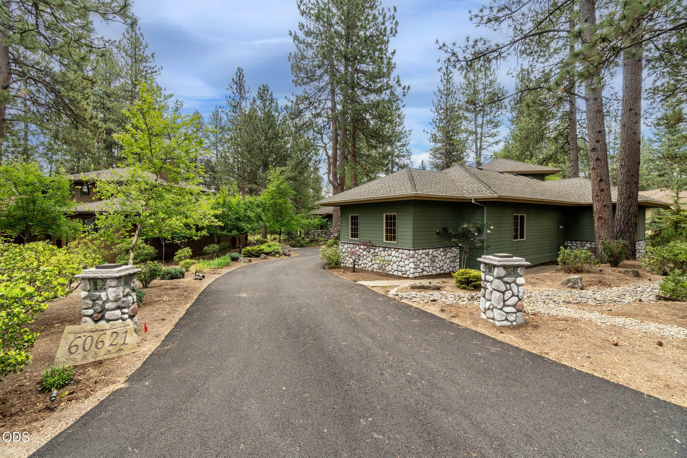 60621 Golf Village Loop Bend, OR 97702 - Photo 3 of 47