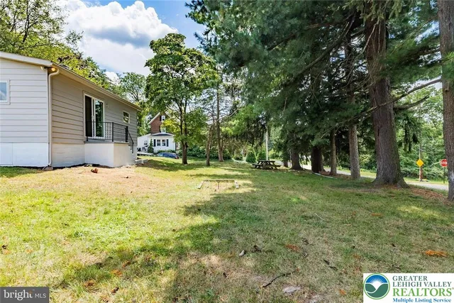a house view with swimming pool