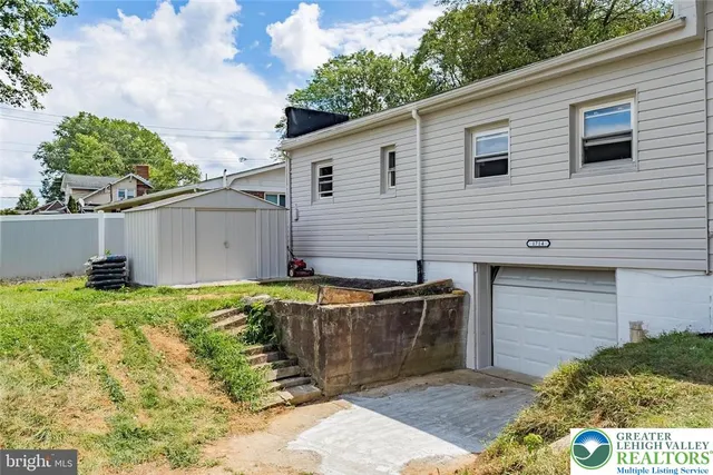 a view of a backyard