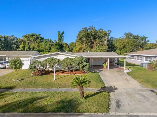 a view of a house with a yard