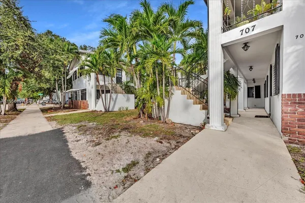 $1,750 | 707 South 19th Avenue, Unit 9, Hollywood, FL 33020