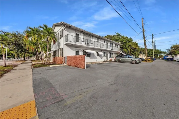 $1,750 | 707 South 19th Avenue, Unit 9, Hollywood, FL 33020