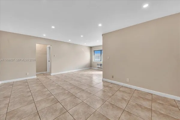 $1,750 | 707 South 19th Avenue, Unit 9, Hollywood, FL 33020