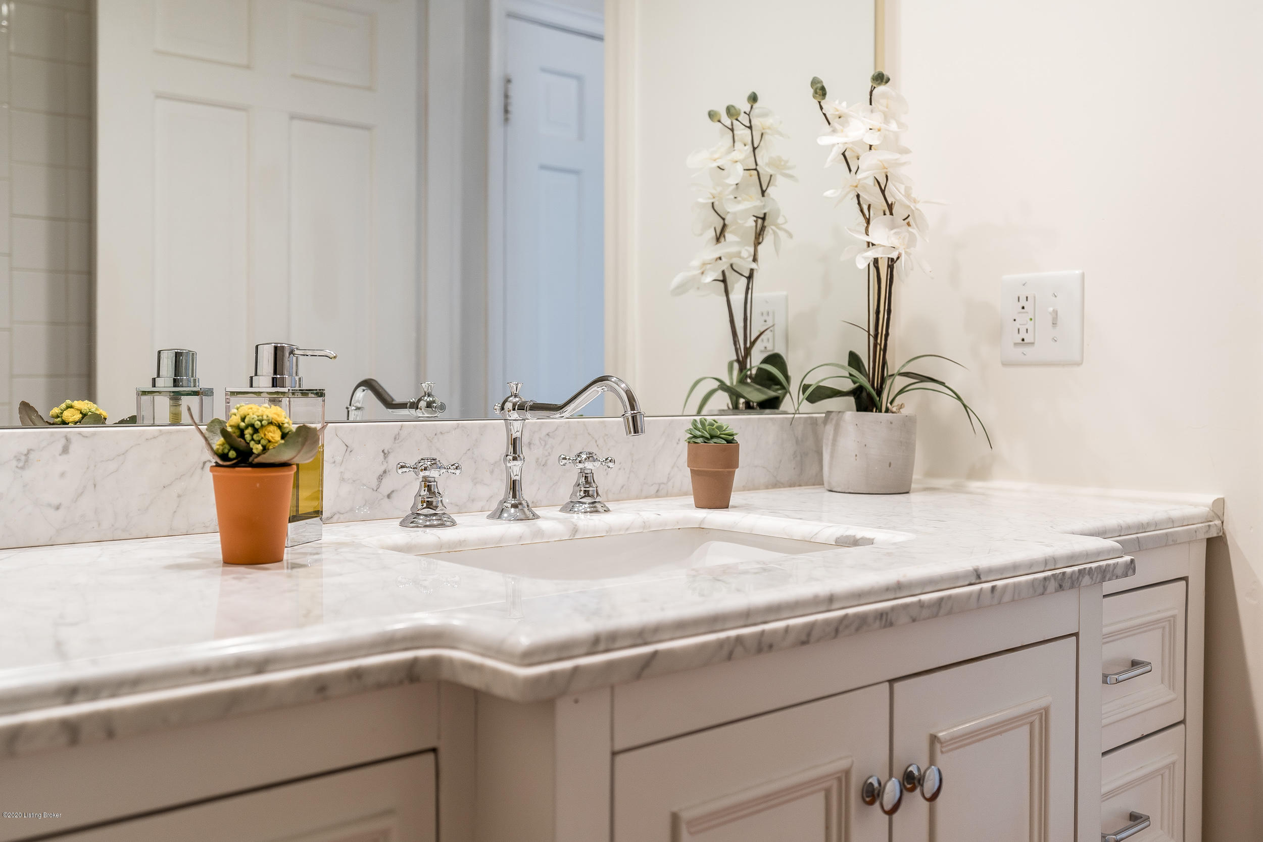 367 Ridgeway Avenue Louisville, KY 40207 - Photo 22 of 47 Charming first floor full bath with new vanity with marble top