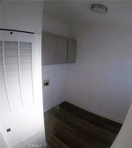 a view of empty room with window