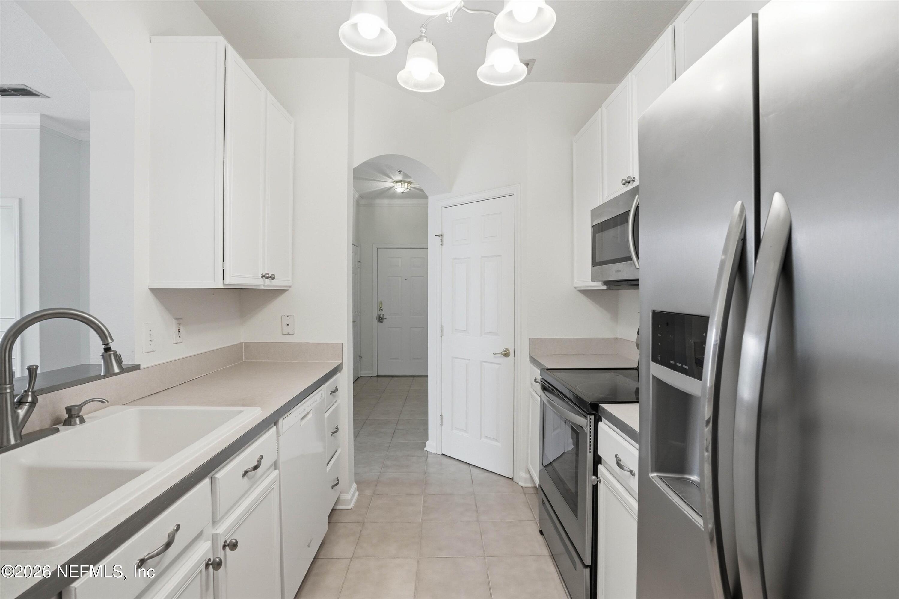 7990 Baymeadows Road East, Unit 918 Jacksonville, FL 32256 - Photo 17 of 37 08-Kitchen
