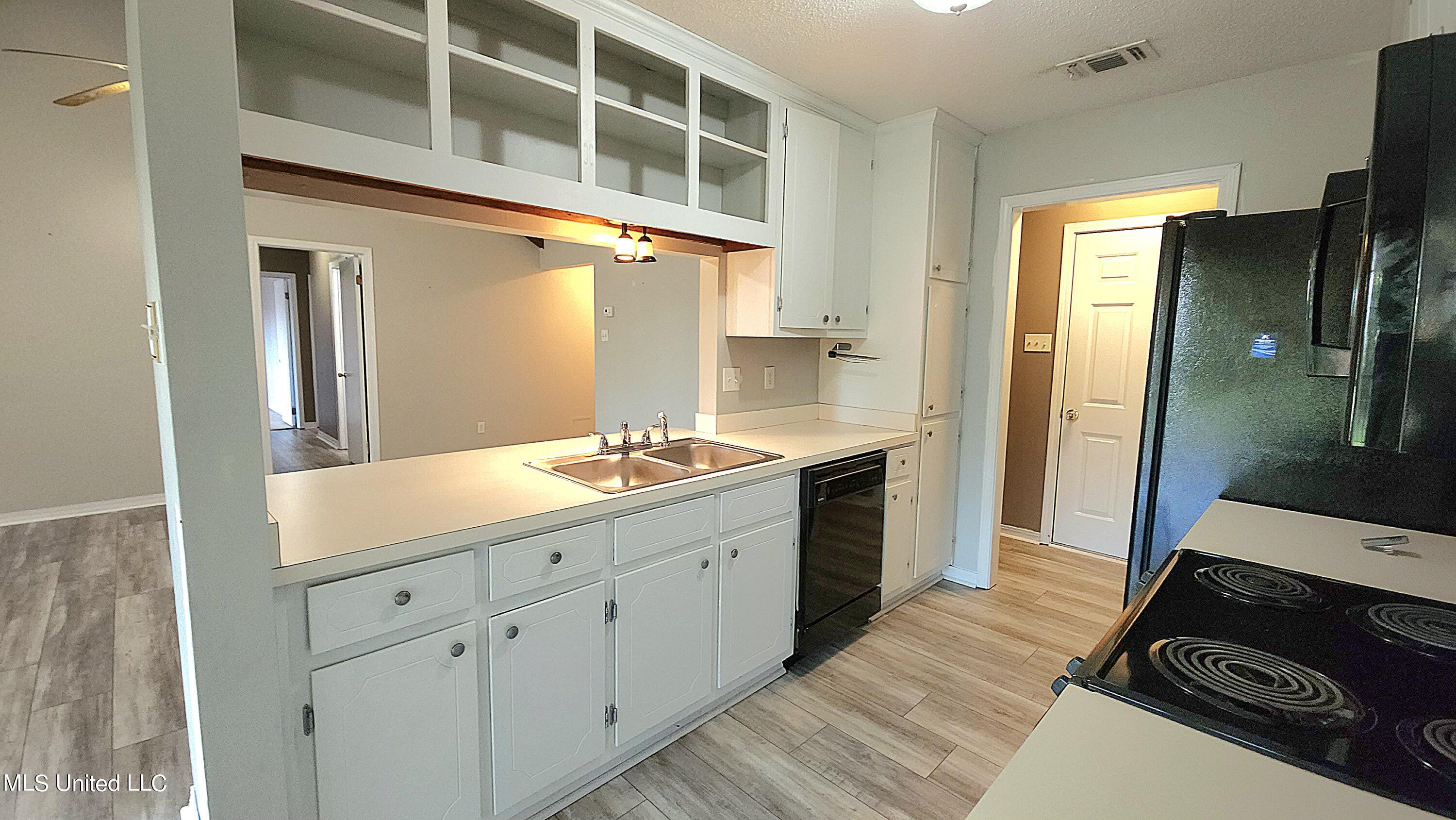 987 Bluff Ridge Biloxi, MS 39532 - Photo 5 of 17 20221207_155523