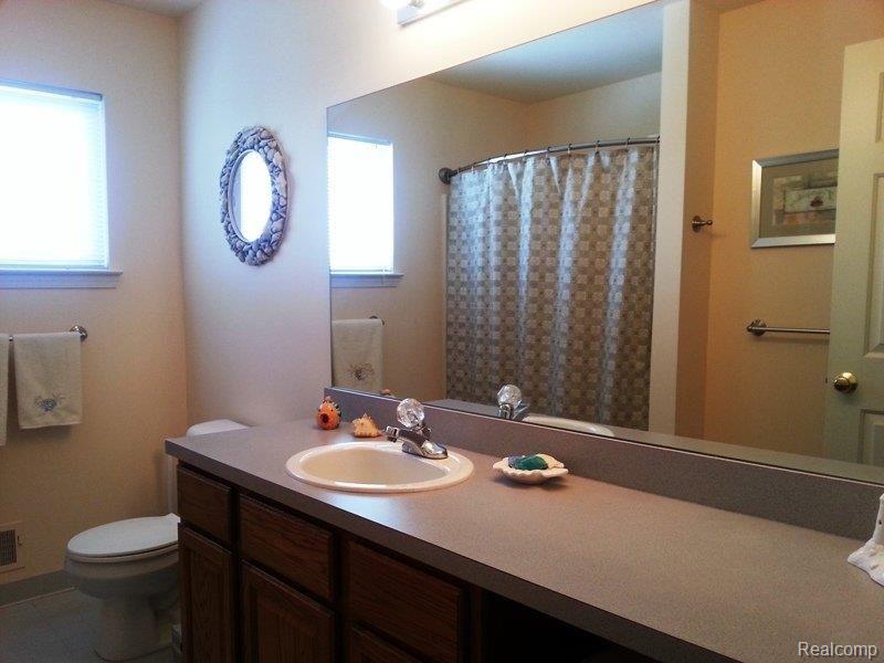 950 Ridgeview Circle Lake Orion, MI 48362 - Photo 22 of 24 bathroom 2