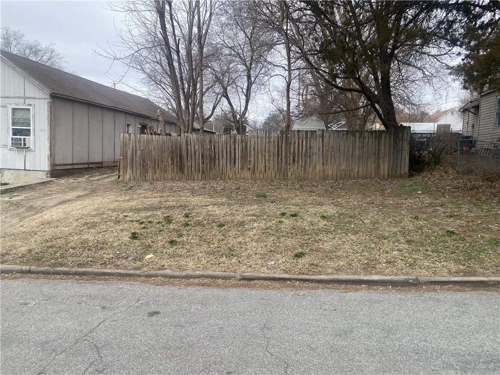 812 Kickapoo Street Leavenworth, KS 66048 - Photo 2 of 3