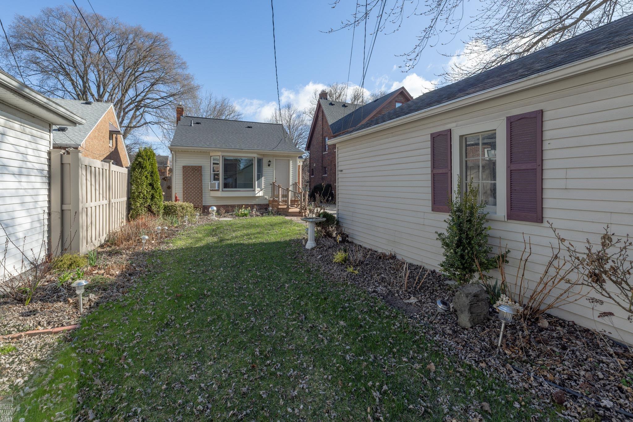 2057 Hawthorne Road Grosse Pointe Woods, MI 48236 - Photo 38 of 43