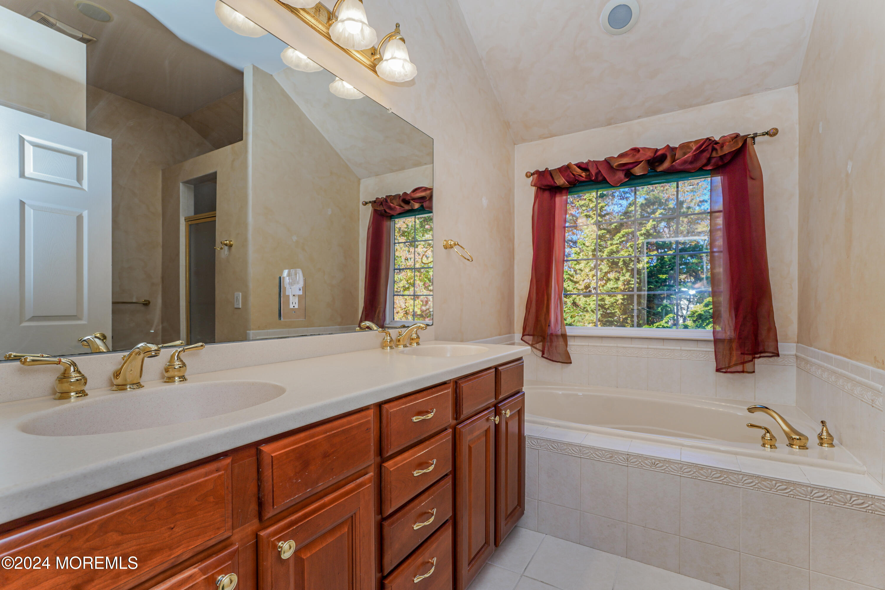 32 Olivia Way Jackson, NJ 08527 - Photo 22 of 24 LARGE ENSUITE W/SEPARATE SHOWER
