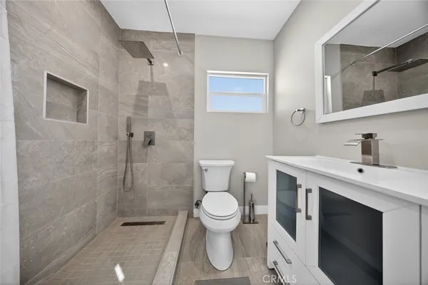 $999,998 | 6820 Jellico Avenue, Lake Balboa, CA 91406