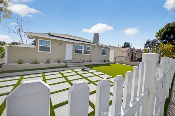 $999,998 | 6820 Jellico Avenue, Lake Balboa, CA 91406
