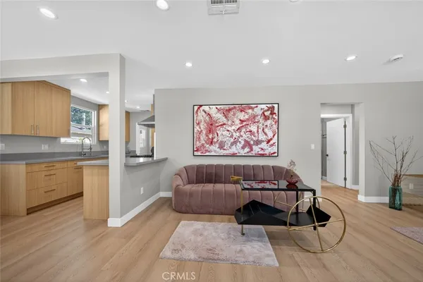 $999,998 | 6820 Jellico Avenue, Lake Balboa, CA 91406