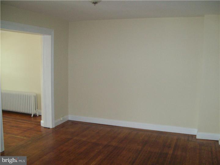 58 Sunshine Road Upper Darby, PA 19082 - Photo 5 of 21 Living Room