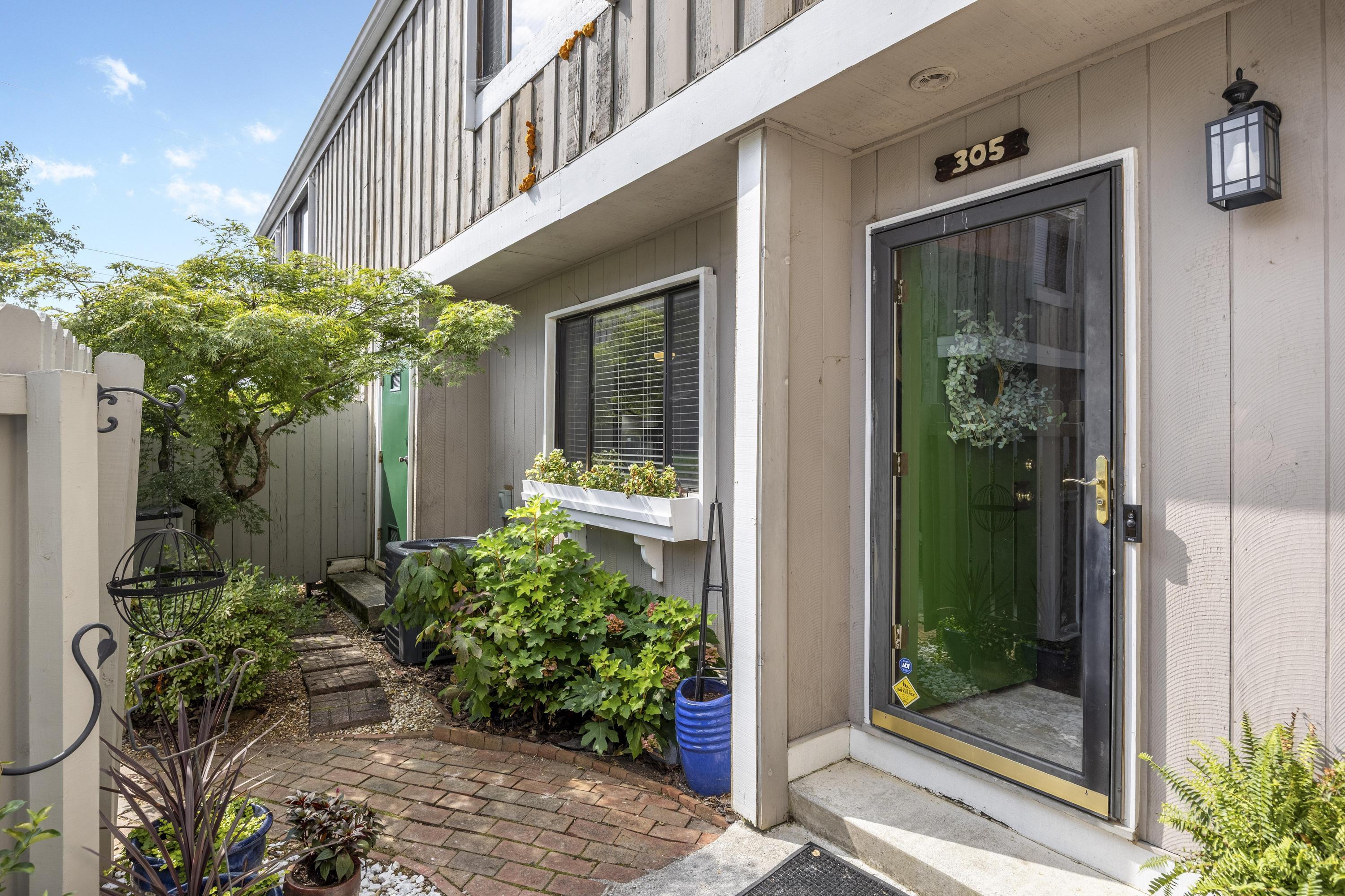 2025_08_August_800_Reads_Lake_Rd