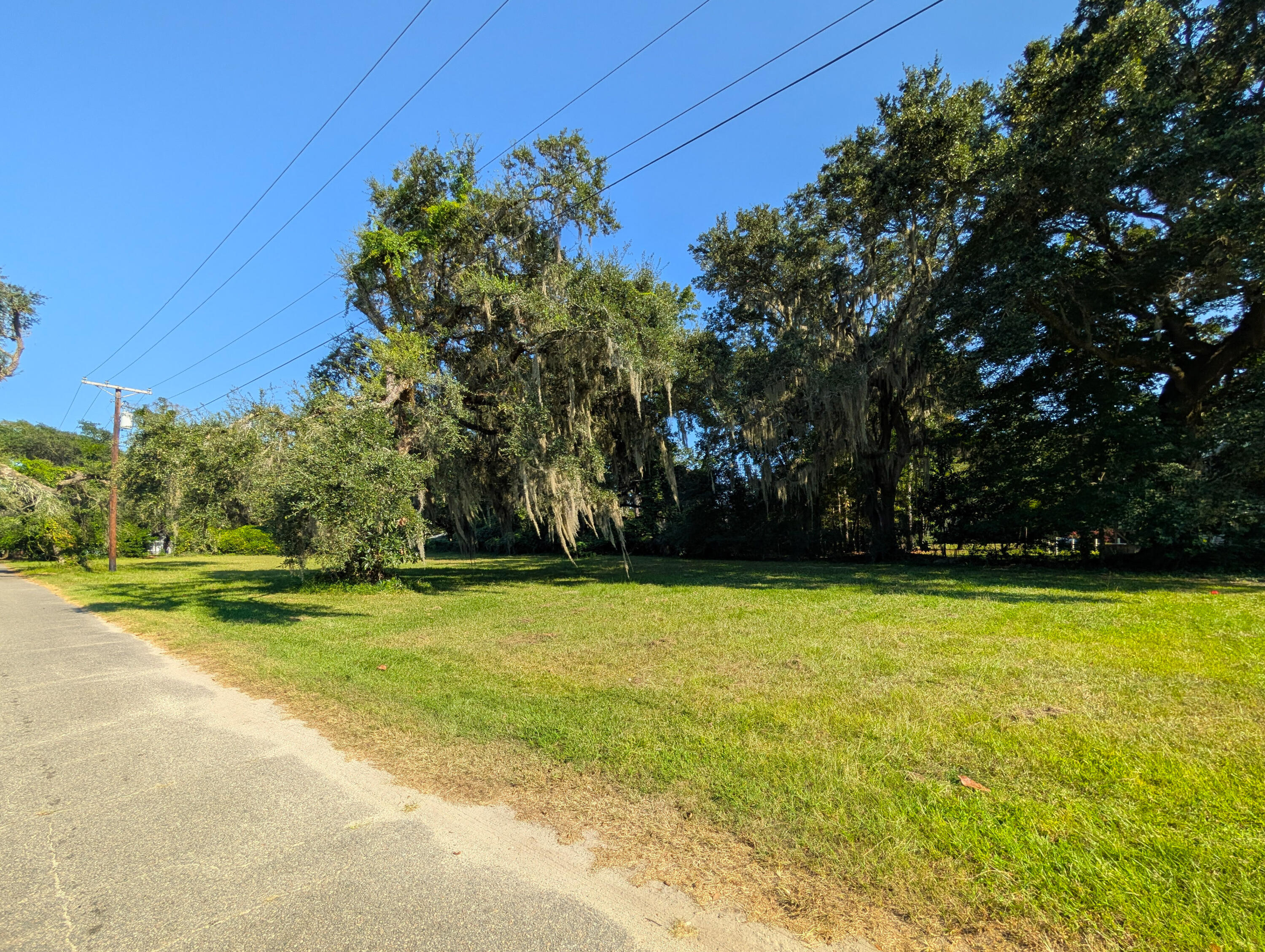 211 Cassena Street McClellanville, SC 29458 - Photo 4 of 7 3-Right