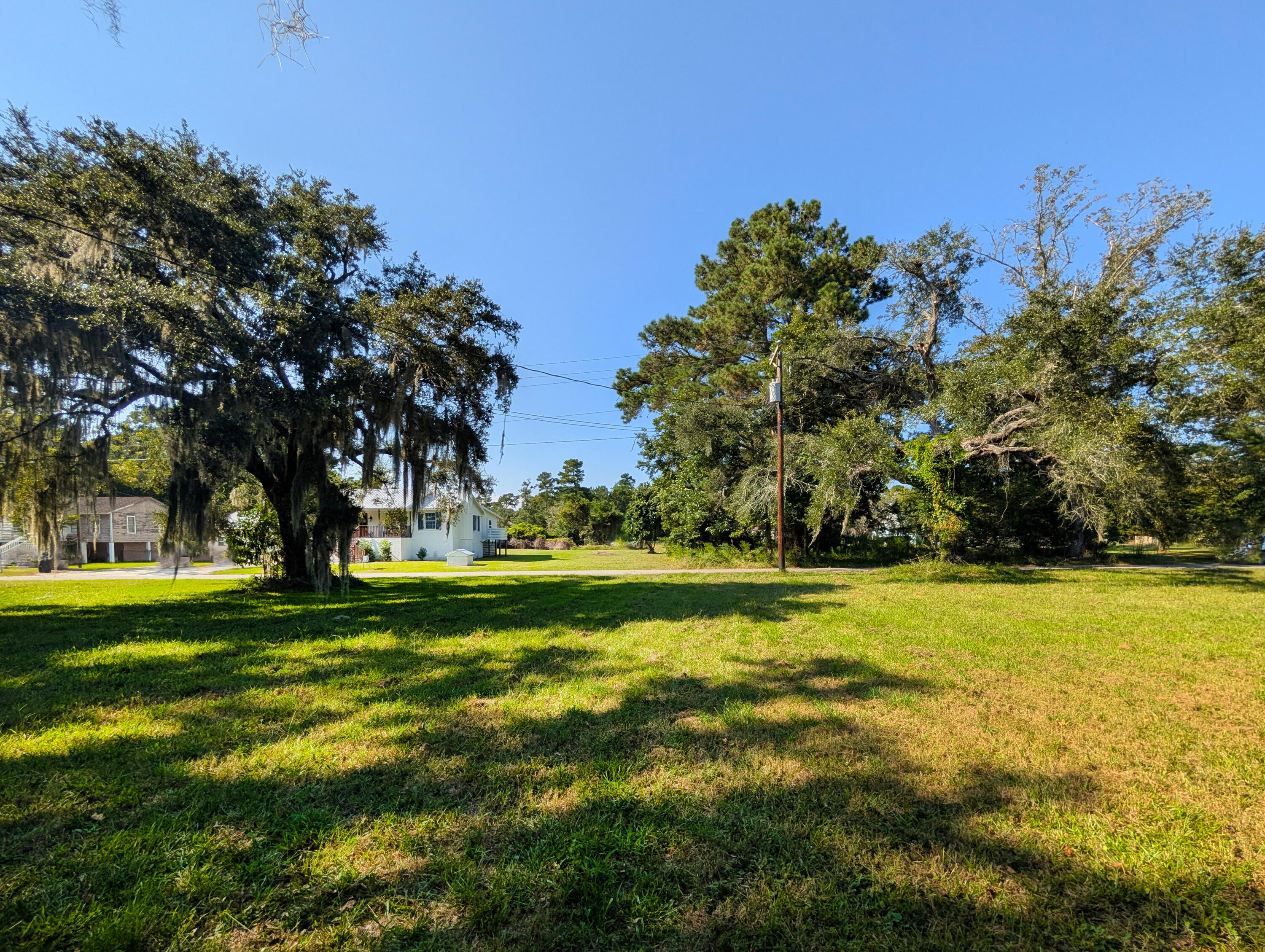 211 Cassena Street McClellanville, SC 29458 - Photo 6 of 7 5-Middle