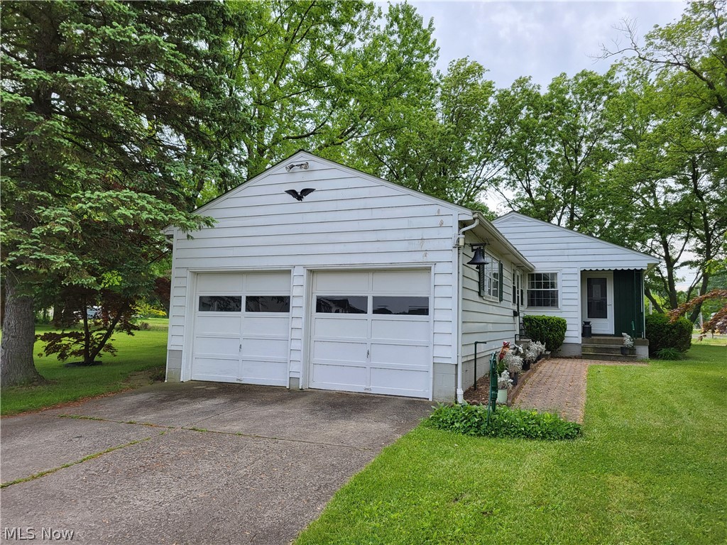 6465 Stoney Ridge Road North Ridgeville, OH 44039 - Photo 5 of 17 Attached two car garage