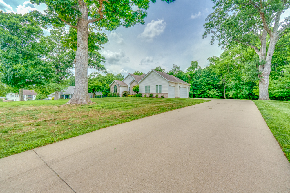 3550 East Bishop Road Mount Vernon, IL 62864 - Photo 56 of 61 a view of an house with backyard and garden