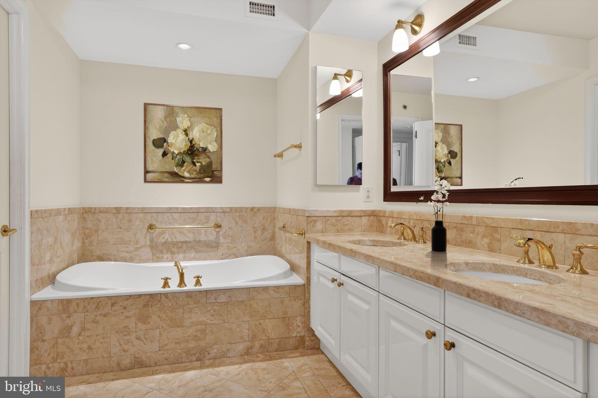 1155 23rd Street Northwest, Unit 5D Washington, DC 20037 - Photo 9 of 17 Primary bath