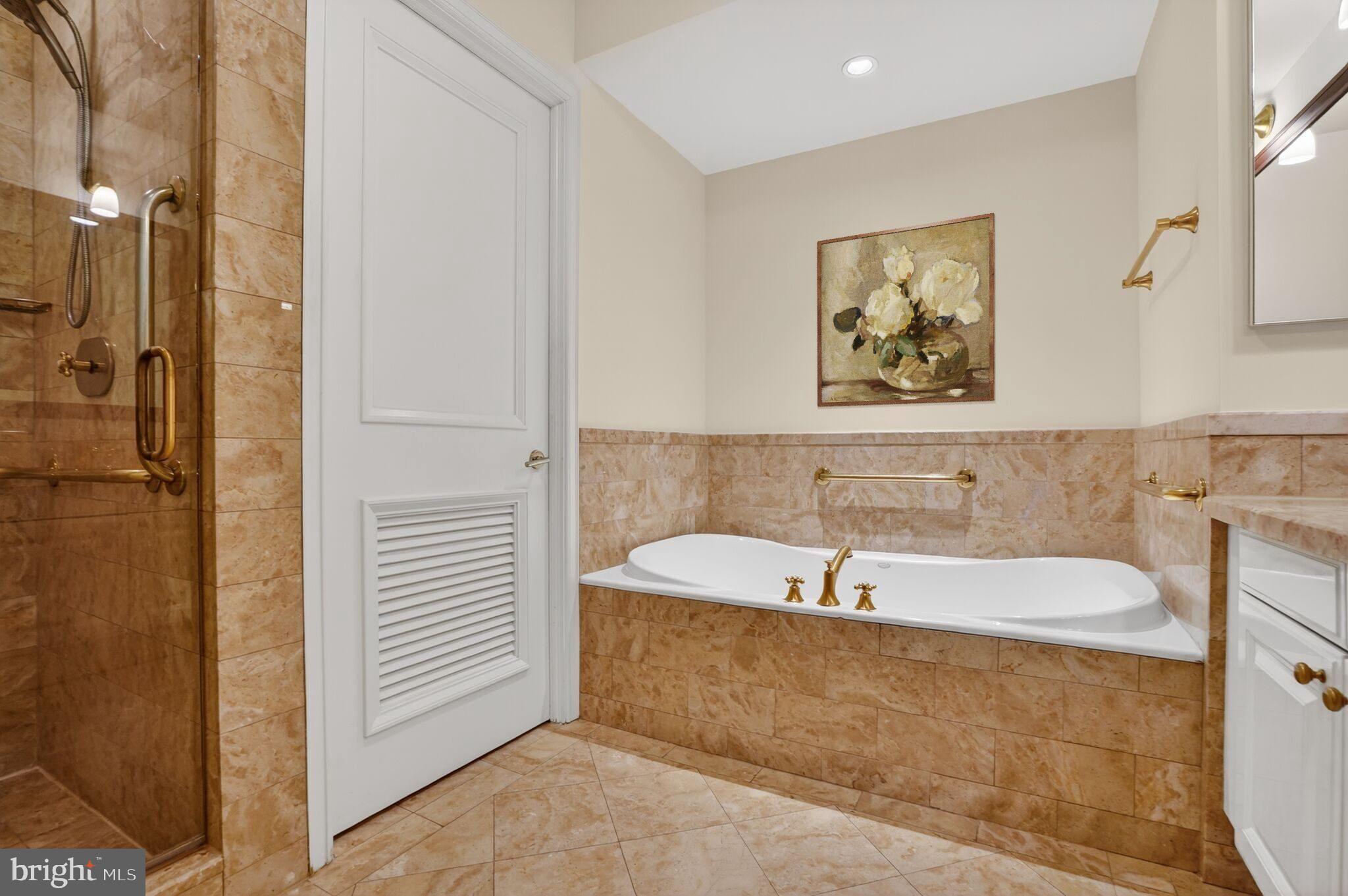 1155 23rd Street Northwest, Unit 5D Washington, DC 20037 - Photo 10 of 17 Primary bath