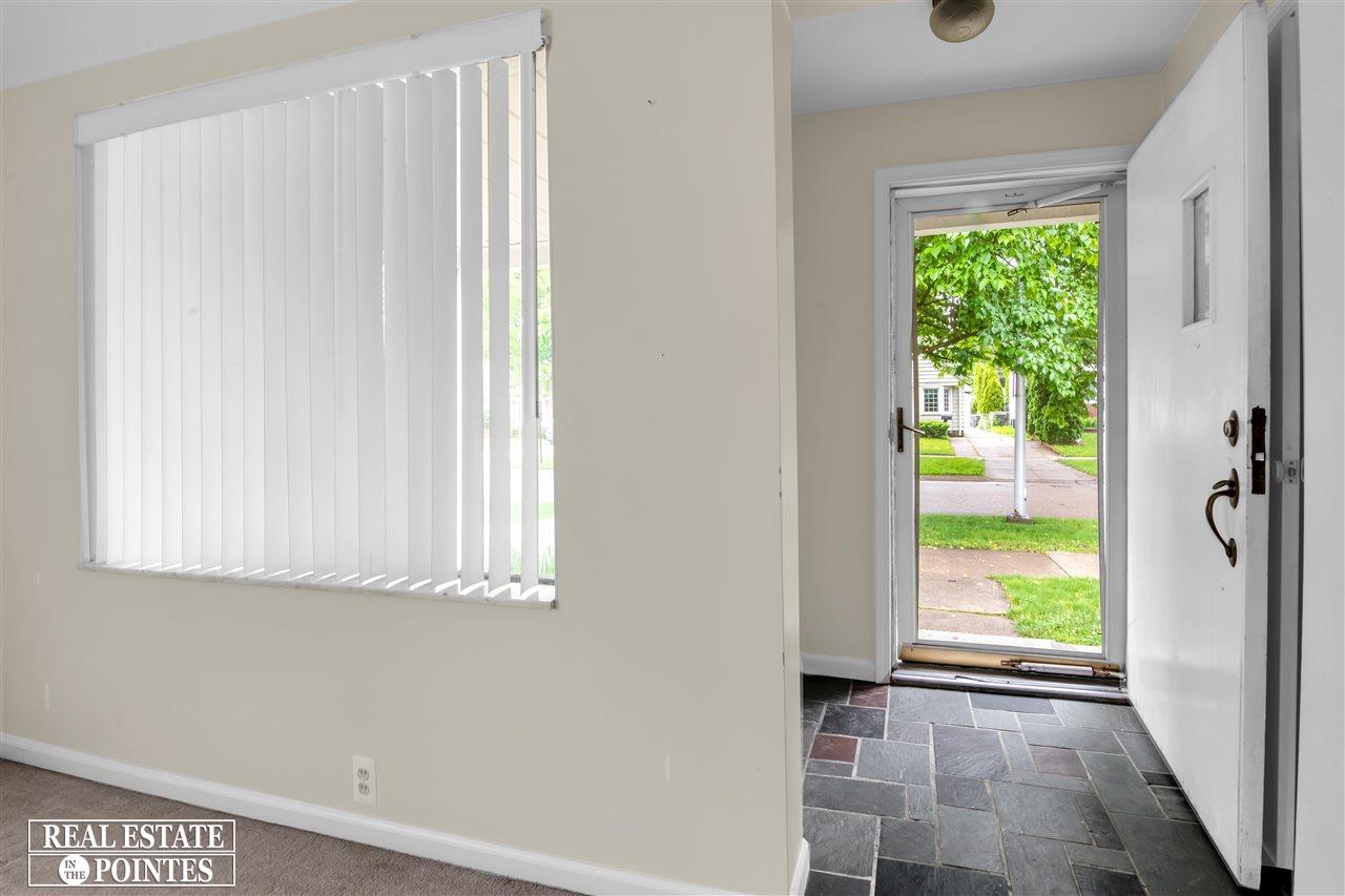 2050 Roslyn Road Grosse Pointe Woods, MI 48236 - Photo 10 of 30