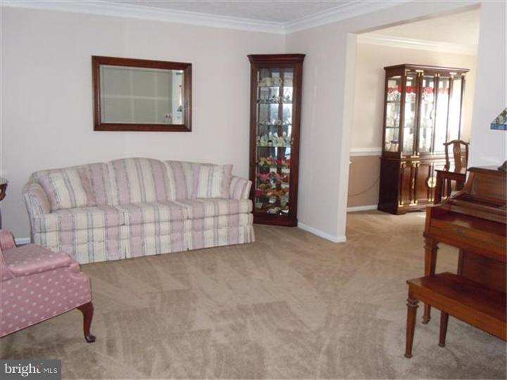 62 Glasgow Road Williamstown, NJ 08094 - Photo 7 of 25 Living Room