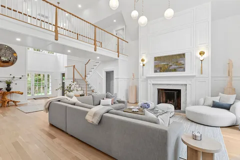 $6,350,000 | 8 Barclay Court, East Hampton, NY 11937