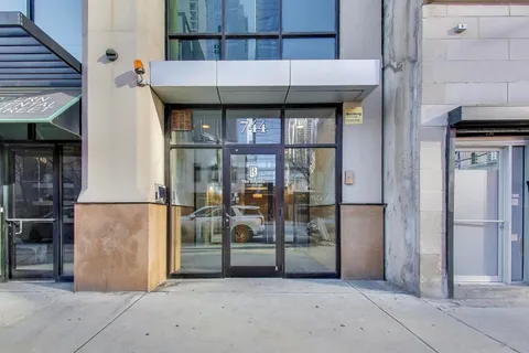 $4,300 | 744 North Clark Street, Unit 505, Chicago, IL 60654