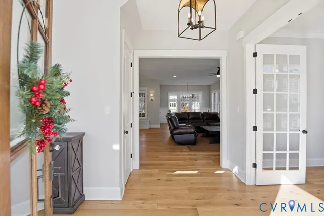 a view of livingroom with furniture