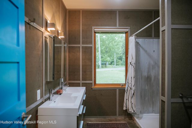 a view of a back yard