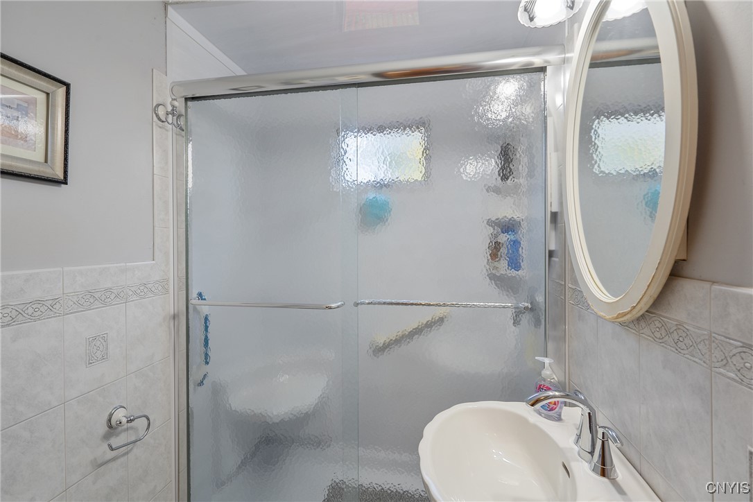 228 Edgewood Place Manlius, NY 13116 - Photo 17 of 36 First floor full bathroom - Bathroom 1