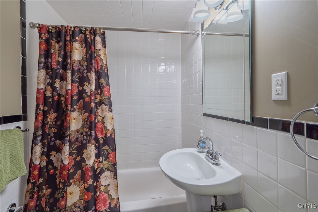 228 Edgewood Place Manlius, NY 13116 - Photo 22 of 36 Second floor full bathroom - Bathroom 2