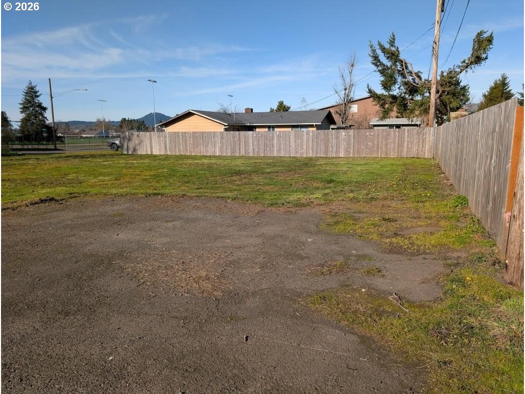 272 South 7th Street Creswell, OR 97426 - Photo 2 of 11