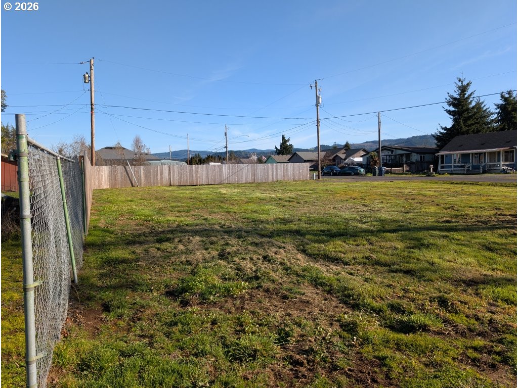 272 South 7th Street Creswell, OR 97426 - Photo 3 of 11