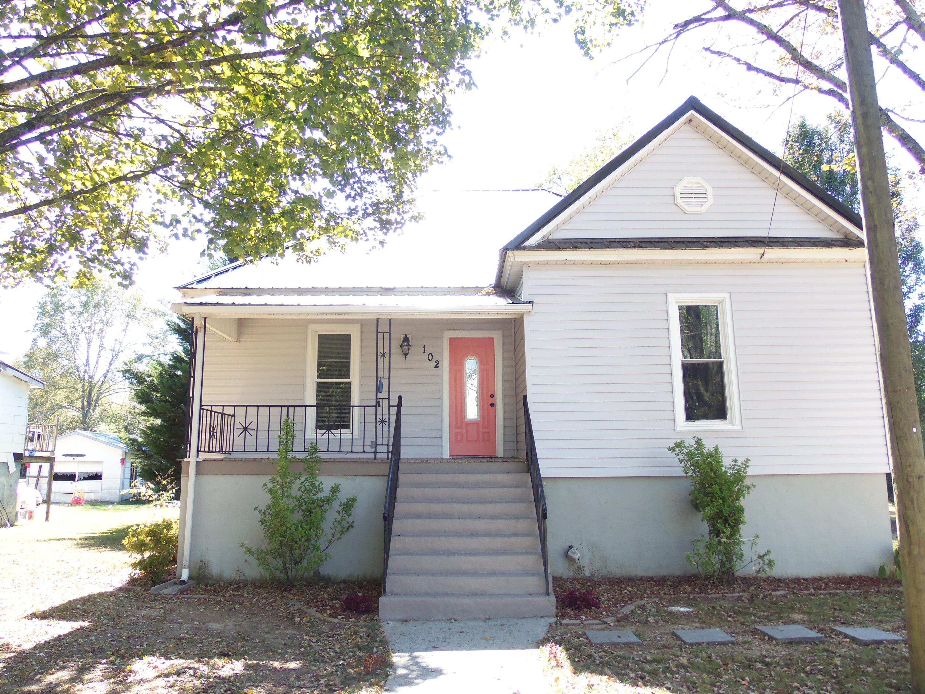 102 West 8th Street Chickamauga, GA 30707 - Photo 2 of 21 100_0822